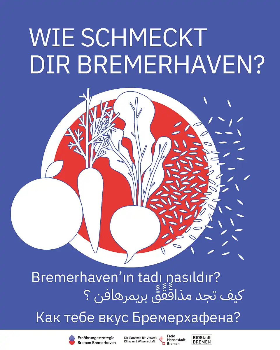 Plakat mit blauem Hintergrund mit der Frage: WIE SCHMECKT DIR BREMERHAVEN? In mehreren Sprachen und einer Illustration von Lebensmitteln auf einem Teller. Unten sind Logos abgebildet: Ernährungsstrategie Bremen Bremerhaven, Senatorin für Umwelt, Klima und Wissenschaft und BIOStadt Bremen.
