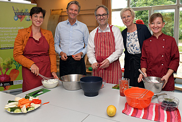 Beim offiziellen Auftakt des Fortbildungsprogramms Forum für Küche im Wandel wurde im Kinder- und Familienzentrum Warturmer Platz gemensam ein nachhaltiger Nachmittags-Snack für die Kinder zubereitet. Foto: Pressereferat SKUMS