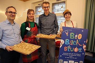 Zum Start der BioBackstube kamen in der ehemaligen Kantine im Haus des Reichs (v.l.) Umwelt-Staatsrat Enno Nottelmann, Amelie Geyer vom Verein SozialÖkologie, Finanz-Staatsrat Dr. Martin Hagen und Jessica Nixon (Umweltressort, Projekt BioStadt Bremen) zusammen. Foto: Finanzressort