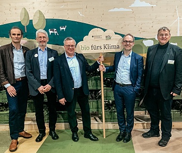 Werben für das Netzwerk der Biostädte auf der Grünen Woche in Berlin (von links): Dr. Karl Kempkens (Leiter des Bundesreferats für Ökolandbau beim Bundesministerium für Ernährung und Landwirtschaft), Dr. Werner Ebert (Vertreter der Biostadt Nürnberg), Dr. Hanns-Christoph Eiden (Präsident der Bundesanstalt für Landwirtschaft und Ernährung, BLE), Enno Eike Nottelmann (Staatsrat für Umwelt und Verkehr, Bremen), Dr. Burkhard Kape (Referatsleiter Bundesprogramm Ökologischer Landbau, BLE).