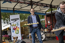 Umwelt-Staatsrat Jan Fries bringt Proben ökologisch erzeugter Nahrungsmittel beim BioMarktFest auf dem Findorffmarkt in Umlauf. Foto: Umweltressort/Michael Ihle