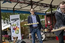 Umwelt-Staatsrat Jan Fries bringt Proben ökologisch erzeugter Nahrungsmittel beim BioMarktFest auf dem Findorffmarkt in Umlauf. Foto: Umweltressort/Michael Ihle