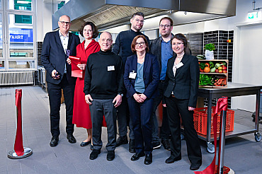 Eröffnung des neuen Forum Küche in der Bremer vhs: Bürgermeister Andreas Bovenschulte, Senatorin Kathrin Moosdorf, vhs-Direktor Ralf Perplies und das Team des Forum Küche, Florian Minzlaff, Susanne Nolte, Steffen Rosemeier und Tessa Bornemann. Foto: Senatspressestelle