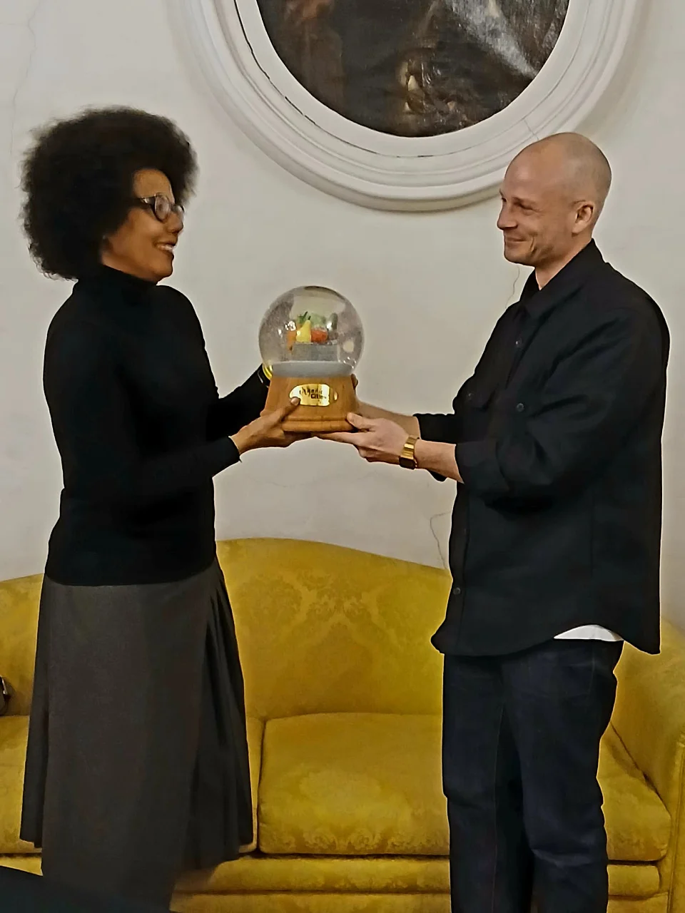 Jan Kohlmüller, BioStadt Bremen (rechts im Bild) übergibt die Schneekugel an Audrey Pulvar, Vizebürgermeisterin von Paris (links im Bild)