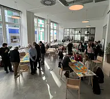 Workshop des Beirats zur Begleitung der Ernährungsstrategie im Forum Küche. Die Teilnehmenden arbeiten in Gruppen an Tischen mit bunten Moderationskarten und diskutieren aktiv.
