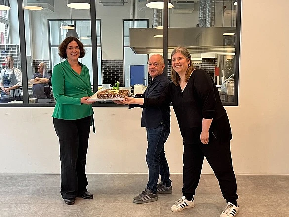 Kathrin Moosdorf (Senatorin für Umwelt, Klima und Wissenschaft), Ralf Perplies (Direktor vhs) und Anne Bockelmann (Leiterin Forum Küche) anlässlich des ersten Geburtstags des Bremer Kompetenzzentrums für nachhaltige Ernährung Forum Küche. 