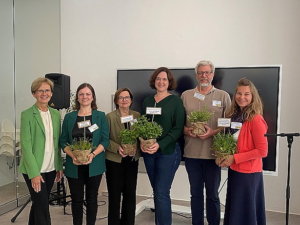 Dr. Margareta Büning-Fesel (Präsidentin der Bundesanstalt für Landwirtschaft und Ernährung, links) hat Kräuterpflanzen als Symbol für die Bundesförderung an die Beteiligten der Modellregion und an Senatorin Kathrin Moosdorf (vierte v.l.) übergeben.  Dr. Margareta Büning-Fesel (Präsidentin der Bundesanstalt für Landwirtschaft und Ernährung, links) hat Kräuterpflanzen als Symbol für die Bundesförderung an die Beteiligten der Modellregion und an Senatorin Kathrin Moosdorf (vierte v.l.) übergeben.
