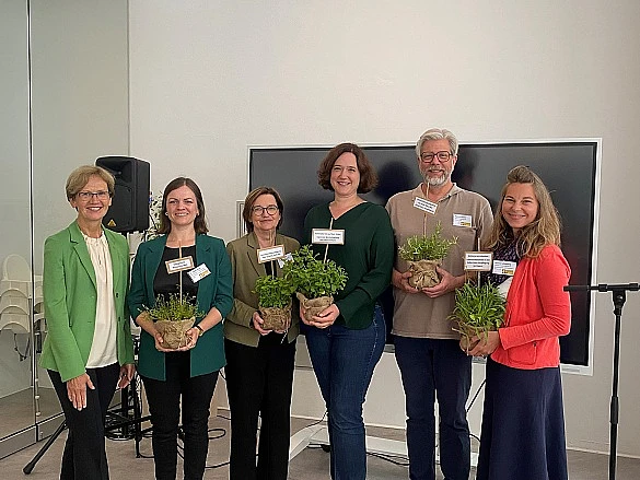 Dr. Margareta Büning-Fesel (Präsidentin der Bundesanstalt für Landwirtschaft und Ernährung, links) hat Kräuterpflanzen als Symbol für die Bundesförderung an die Beteiligten der Modellregion und an Senatorin Kathrin Moosdorf (vierte v.l.) übergeben. 