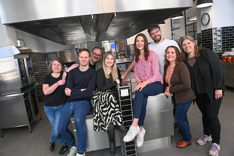 Team Forum K&uuml;che von links: Tessa Bornemann, Torben K&uuml;ker, Steffen R&ouml;semeier, Julia Schlarmann, Lena Paus, Florian Minzlaff, Lieselotte Albers, Anne Bockelmann