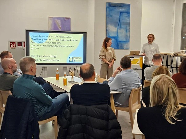 Foto der Kick-Off Veranstaltung zum Thema Ernährung im Sport – Bio-Lebenmittel im Fokus im Rahmen des GEG Projektes. Zuhörende Menschen.
