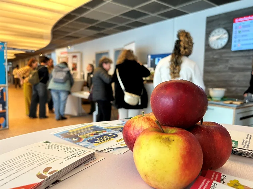 Eingangsbereich des Bremer Südbads mit Probier- und Mitmachständen