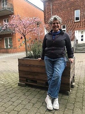 Projektleitung Haleh Soleymani vor dem Gebäude der VHS in Gröpelingen