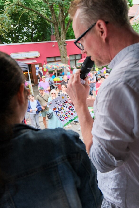 Das Foto zeigt Moderator Helge Tramsen beim Bio-Bingo
