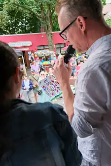 Das Foto zeigt Moderator Helge Tramsen beim Bio-Bingo