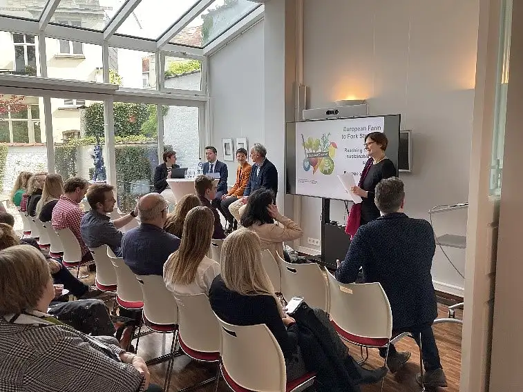 Foto von der Panel-Diskussion mit mehreren Teilnehmenden