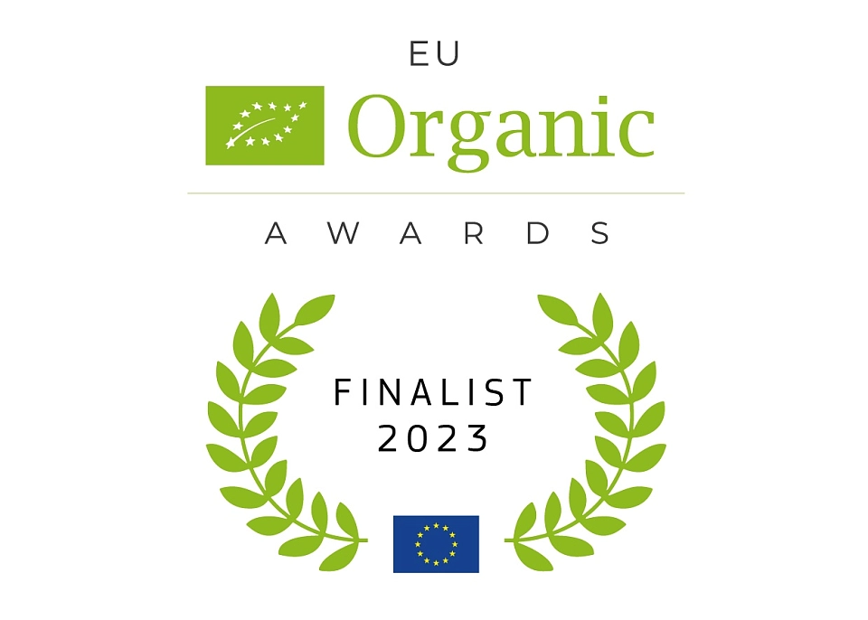 Auf dem Bild ist das Logo der EU Organic Awards zu sehen: Grüne Blätter in einem Kreis mit dem Text EU Organic Awards.