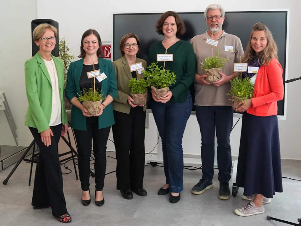 Foto: Personen von links nach rechts.: Dr. Margareta Büning-Fesel (Präsidentin der Bundesanstalt für Landwirtschaft und Ernährung), Dr. Heide Busse (Leibniz-Institut für Präventionsforschung und Epidemiologie - BIPS), Susanne Nolte (Leitung Fachbereich Gesundheit und Stellvertretende Direktorin der Bremer Volkshochschule), Senatorin Kathrin Moosdorf, Marcus Wewer (Vorstand Verbraucherzentrale Bremen) und Denise Schönberg (MOIN! - Ernährungsrat für Bremerhaven, das Cuxland und Umzu e.V.). Foto: BIPS