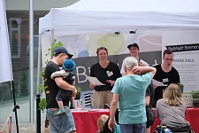 Das Foto zeigt drei Teammitglieder von BioStadt Bremen beim Bioquiz mit Bürger:innen.