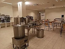 Das Foto zeigt einen Tagungsraum, als professionelle Küche gestaltet.