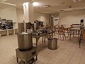 Das Foto zeigt einen Tagungsraum, als professionelle Küche gestaltet.