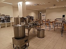 Das Foto zeigt einen Tagungsraum, als professionelle Küche gestaltet.