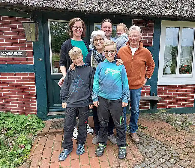 Das Foto zeigt 7 Personen: Die drei Generationen der Familie Kaemena. Foto: Biohof Kaemena