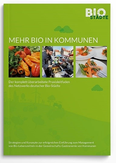 Das Bild zeigt das grüne Deckblatt des neuen Leitfadens Mehr Bio in Kommunen, auf dem drei Fotos zu Bio-Lebensmitteln und Gemeinschaftsgastronomie abgebildet sind.
