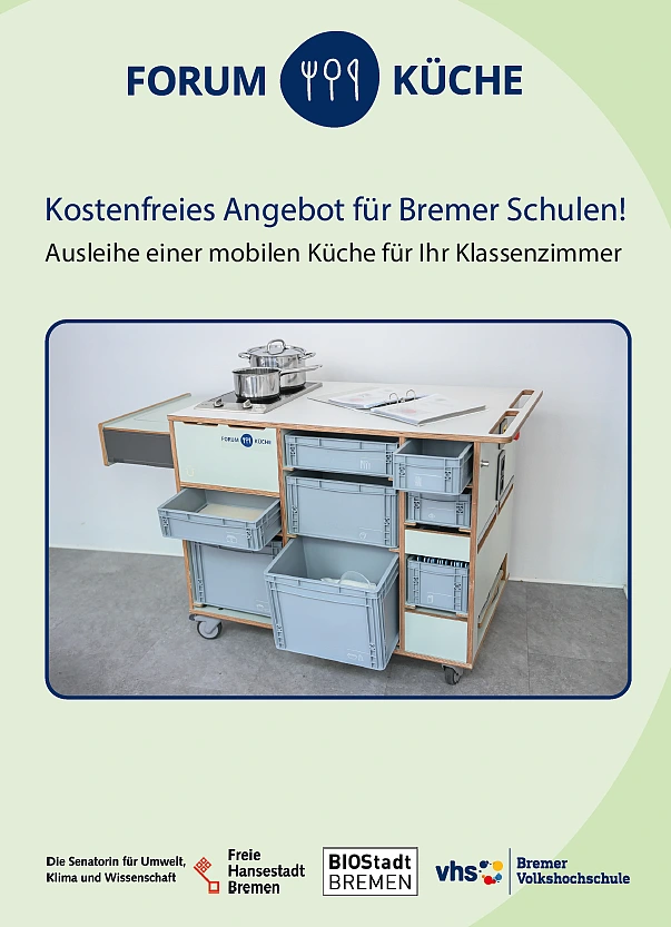 Das Bild zeigt ein Werbeplakat für das Forum Küche, das Bremer Schulen die kostenlose Ausleihe einer mobilen Küche anbietet. Abgebildet ist die ausgestattete mobile Küche, dazu Logos beteiligter Organisationen vor hellgrünem Hintergrund.