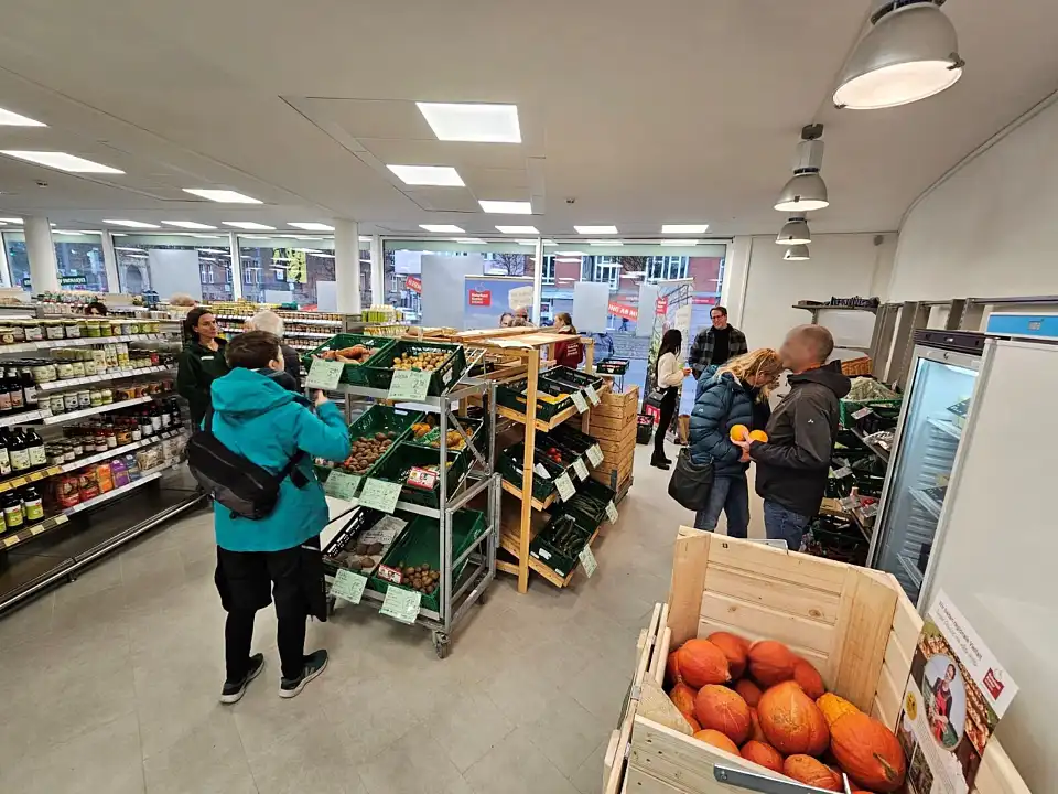 Bremerinnen und Bremer beim Einkauf in der SuperCoop, Bremens erstem Mitmach-Supermarkt.