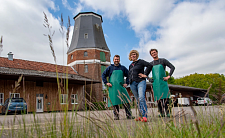 Das Foto zeigt drei Personen: Christian Pierskalla, Anna Hubach, Andreas Meyer und im Hintergrund die Wesermühle
