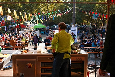 Blick von der Bühne auf das bunte Markttreiben