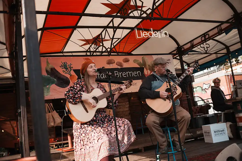 "Liederin" auf der B&uuml;hne mit stimmungsvoller Musik