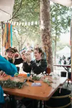 Spaß beim Blumenbinden