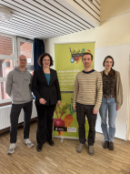 Das Foto zeigt von links nach rechts: Marius Kummer und Senatorin Kathrin Moosdorf (SUKW), Jonas Daldrup (denkhausbremen e.V.), Bithja Menzel ((Bündnis 90/Die Grünen)