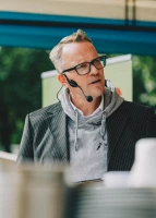 Das Foto zeigt unseren Moderator Helge Tramsen, der wie immer einen großartigen Job macht. Er führt souverän durch das Biomarktfest und sorgt für eine tolle Atmosphäre.