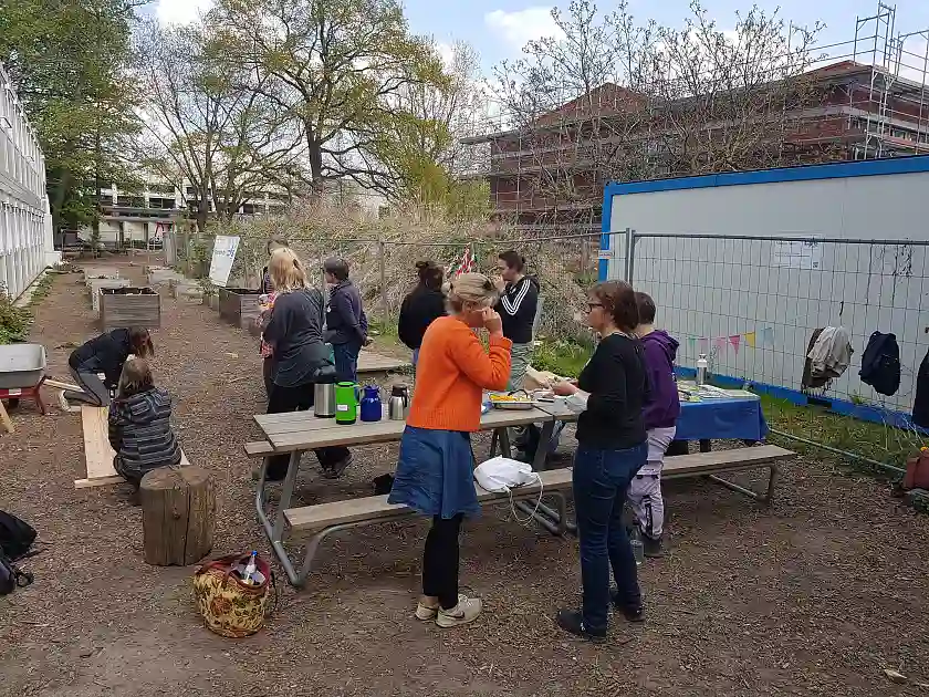 1. Vernetzungstreffen: Austausch und Bau eines Hochbeets