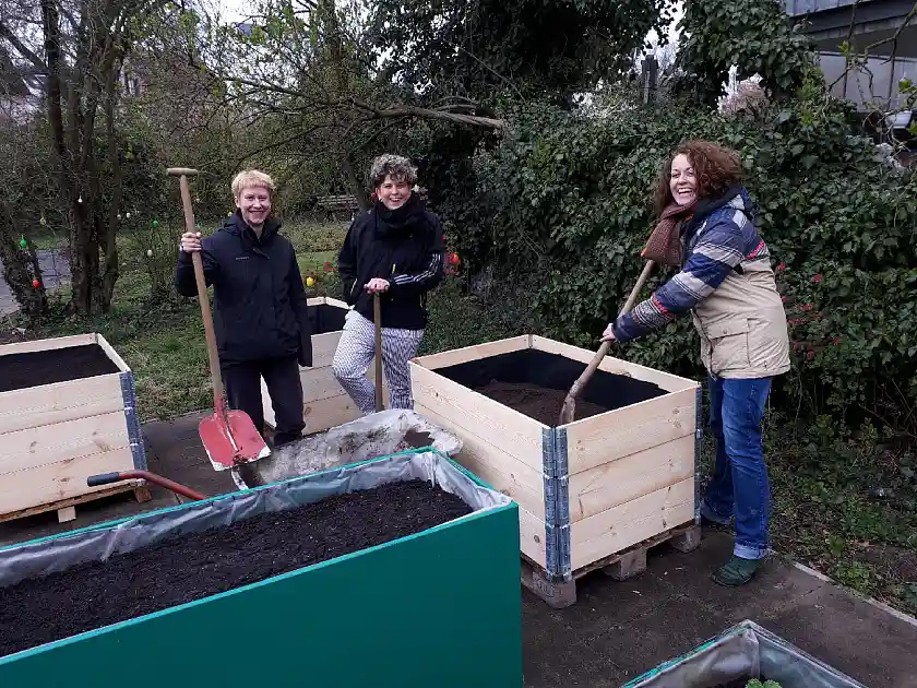 Die Akteur:innen haben Spa&szlig; bei dem Anlegen der Hochbeete