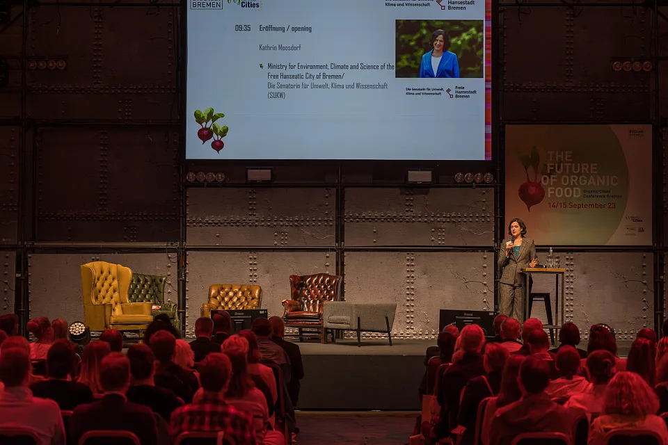 Die Senatorin f&uuml;r Umwelt, Klima und Wissenschaft Frau Kathrin Moosdorf steht auf der B&uuml;hne und er&ouml;ffnet die Veranstaltung