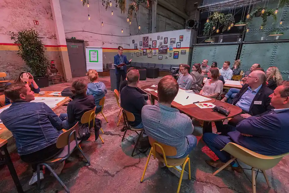 Mehrere Personen sitzen an einem Tisch und diskutieren.