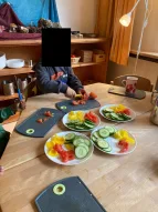 Kitakind beim Gemüseschneiden