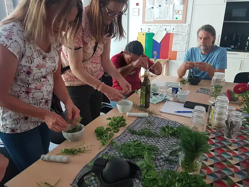 3. Vernetzungstreffen: Kr&auml;utersalzherstellung