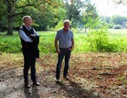 Kühe in der Stadt: Landwirt Jürgen Drewes und Bügerparkdirektor Tim Großmann