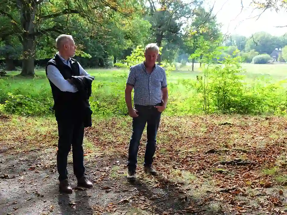 K&uuml;he in der Stadt: Landwirt J&uuml;rgen Drewes und B&uuml;gerparkdirektor Tim Gro&szlig;mann