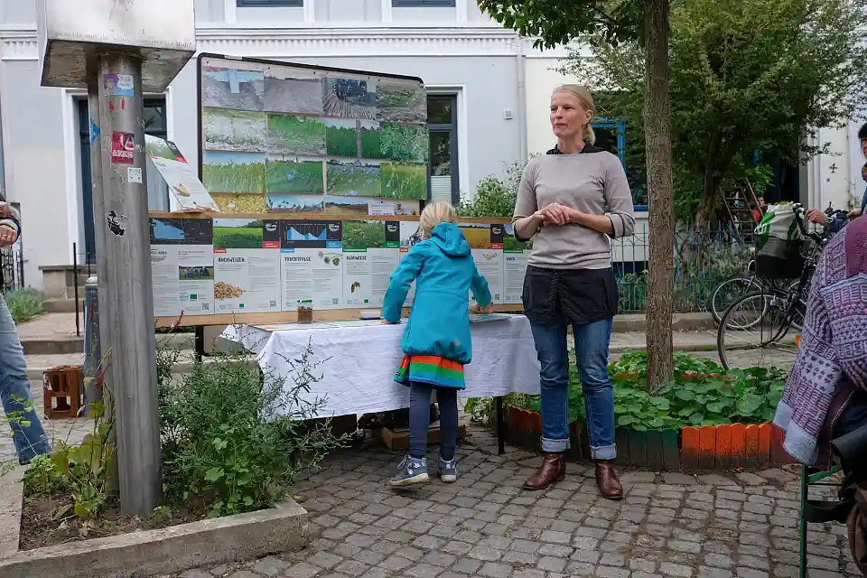Bauernladen Ostertor: Nadia Bremer informiert &uuml;ber ihr Praxisprojekt f&uuml;r eine klimaangepasste Landwirtschaft.