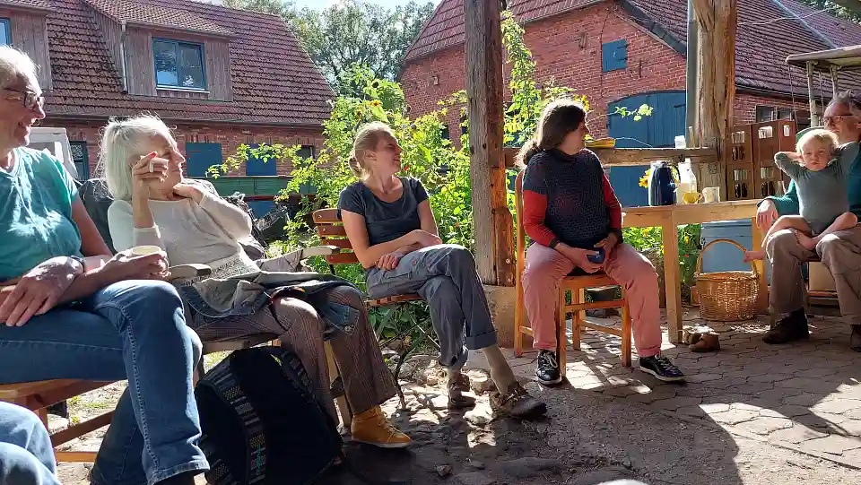 SoLaWi Bertzbach: Bei einem Kaffee wird das Prinzip einer SoLaWi erkl&auml;rt.