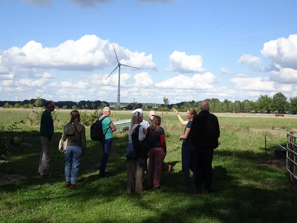 SoLaWi Bertzbach: Laura Bertzbach zeigt hofeigene Fl&auml;chen und Tiere.