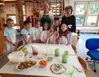 Ernährungstage: Auf dem Bild sind Kinder und pädagogische Fachkräfte zu sehen, die stolz ihre eigens zubereiteten, umweltfreundlichen Snacks präsentieren. 
˜ Bildnachweis: Hans-Wendt-Stiftung
