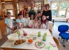 Ernährungstage: Auf dem Bild sind Kinder und pädagogische Fachkräfte zu sehen, die stolz ihre eigens zubereiteten, umweltfreundlichen Snacks präsentieren. 
&tilde; Bildnachweis: Hans-Wendt-Stiftung