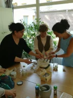 Fortbildung Küchenfachkräfte: Das Bild zeigt Küchenfachkräfte bei der Zubereitung von Snacks. 
&tilde; Bildnachweis: Hans-Wendt-Stiftung