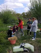 Fortbildung pädagogische Fachkräfte: Das Bild zeigt pädagogische Fachkräfte, die sich in einem Garten mit Hochbeeten während eines Workshops zum Thema nachhaltige Ernährung befinden. 
&tilde; Bildnachweis: Hans-Wendt-Stiftung